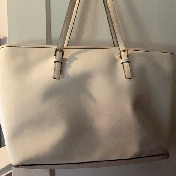 Michael Kors bag comes with duster bag. - Picture 2 of 3